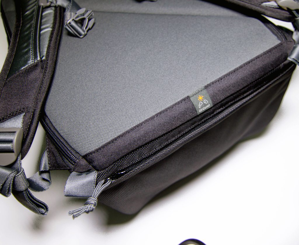 Lowepro BP X2 - Waterproof cover storage right underneath